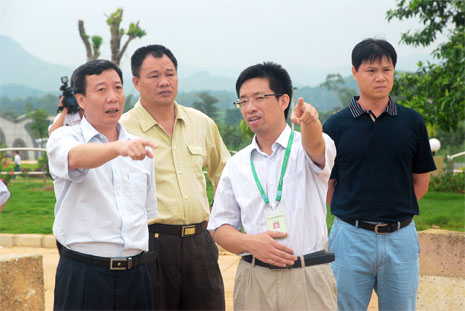 謝迺堂（左一）對(duì)湘桂循環(huán)經(jīng)濟(jì)產(chǎn)業(yè)園建設(shè)提出意見和建議。