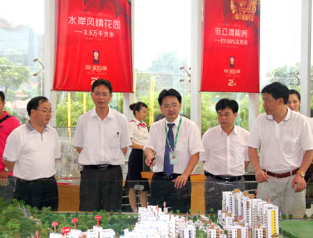 崇左市政協(xié)副主席、市工商聯(lián)主席玉如鋒（右四）一行聽(tīng)取房地產(chǎn)公司匯報(bào)