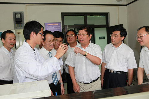 在清華大學(xué)生物柴油研究室，趙樂秦（右三）一行聽取關(guān)于微藻生物柴油研發(fā)的情況